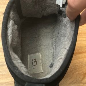 Selling a pair of black uggs size 9 in men’s